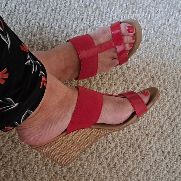 Sz 6 fits 6.5" 'Style & Co Red patent wedge heel 2.5" open toe sandals - Picture 8 of 8